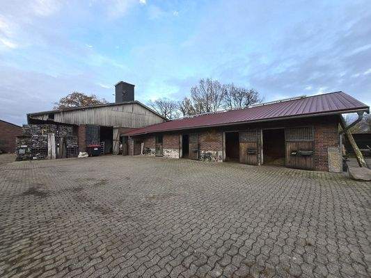 Blick zu den Stallungen