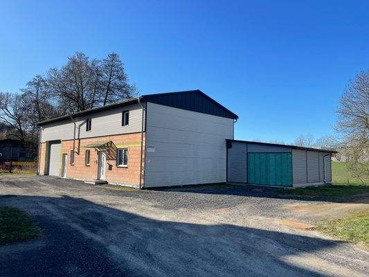 Gesamtansicht mit Garage