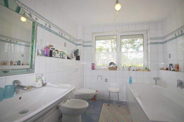Masterbad mit Wanne u. Bidet Haupthaus OG