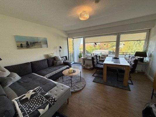 Wohn - Eßzimmer mit Balkon zur Süd-Westseite