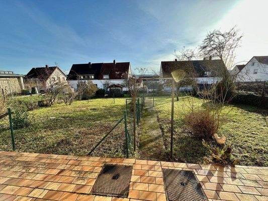 Blick von der Terrasse in den Garten