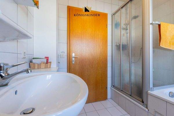 Modernes Tageslichtbad- Funktionalität trifft Wohlfühlatmosphäre