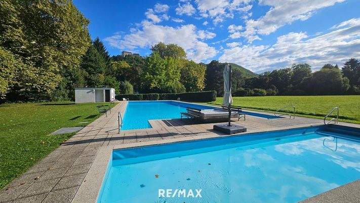 Schwimmbad im Schlosspark