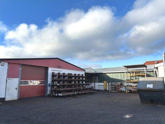 Befestigte Außenfläche mit Blick auf die Gewerbeinheit