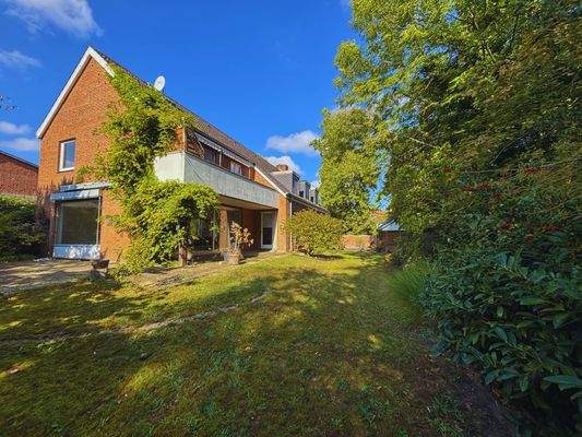 Gartensicht auf das Haus mit Terrasse und Balkon