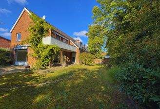 Gartensicht auf das Haus mit Terrasse und Balkon