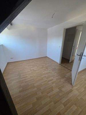 Leerer Raum mit Holzboden