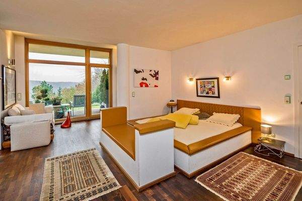 großes Schlafzimmer (mit sehr großer Ankleide)