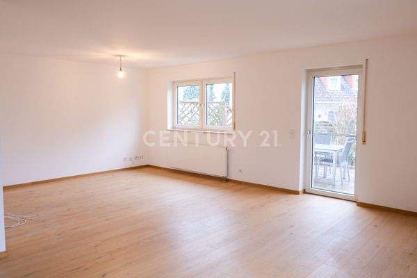 Helles Wohnzimmer mit Zugang zur Terrase