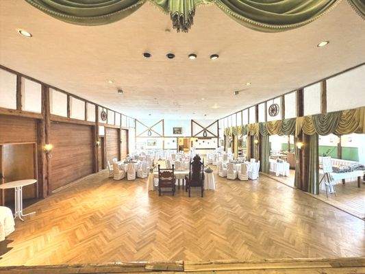 Bühne mit Blick zum Saal