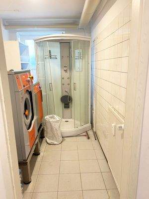 Raum links mit Dusche