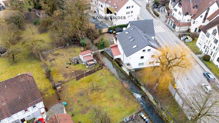 Außenansicht weitläufiges Gartengrundstück
