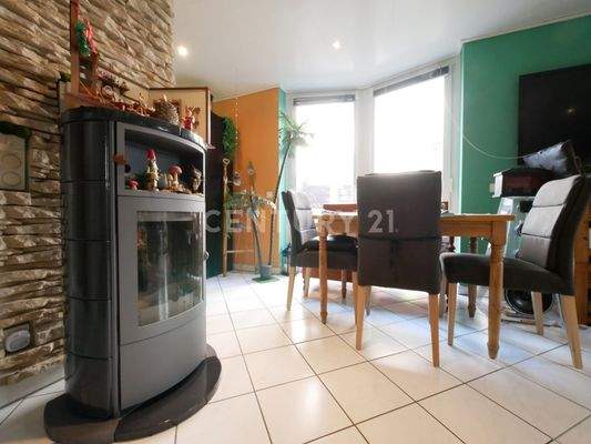 Offener Wohn-/ Essbereich mit Ofen