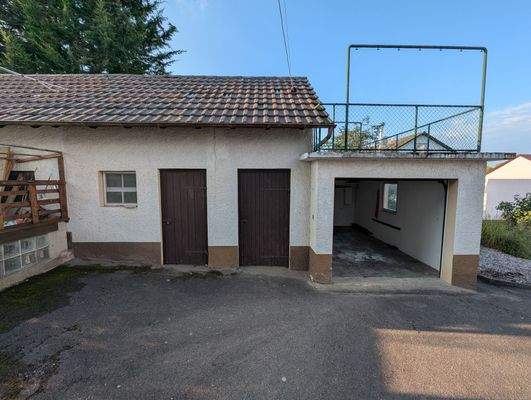 Nebengebäude und Garage 2