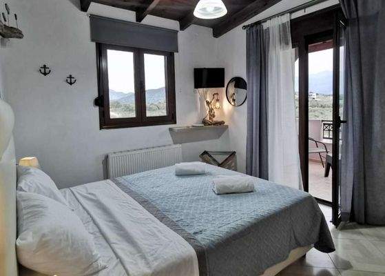 Kreta, Roumeli: Villa in kleiner Wohnanlage zu verkaufen