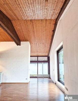 Blick zur Terrasse hinter Garage