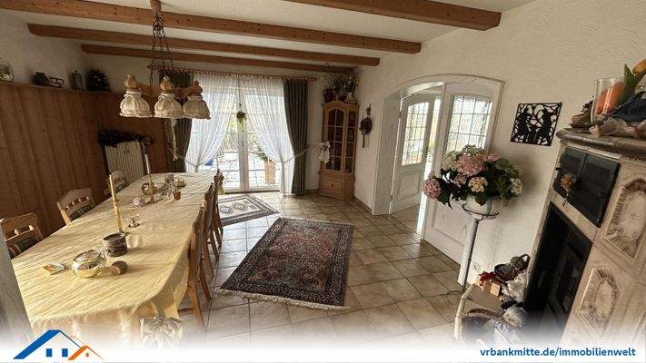 Esszimmer mit Kachelofen