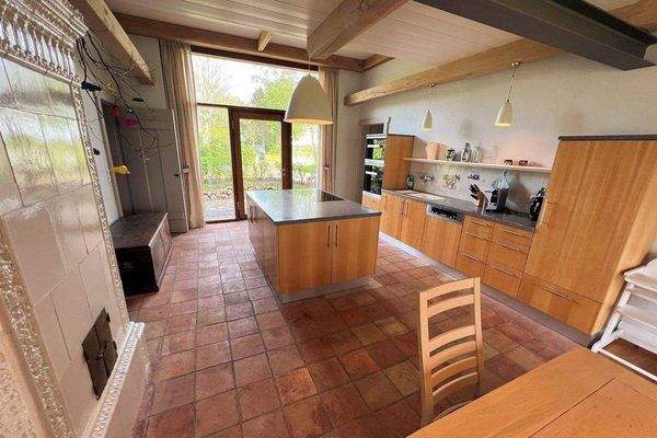 Wohnküche mit großer Fensterfront (linke DHH)