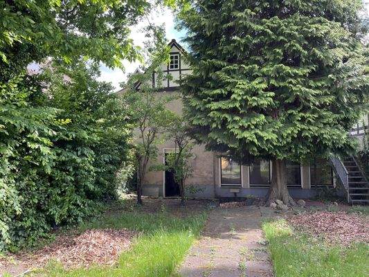 Rückwärtiger Garten mit Aufgang zur Dachterrasse