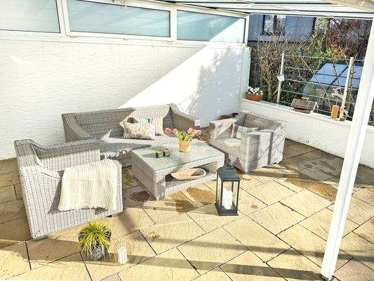 Wunderschöner Sitzbereich auf einer überdachten Terrasse