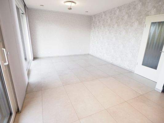 Blick von der Küche in den Wohnbereich 