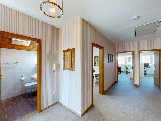 Zentraler Flur im 1. OG und Blick in die Zimmer.