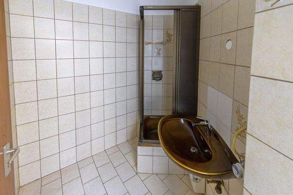 2. Badezimmer mit Dusche