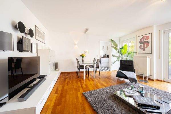 55 Zoll Smart TV mit Ambilight, M-NET TV, hochwert