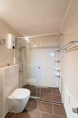 Modernes Bad mit bodengleicher Dusche – pflegeleicht und komfortabel