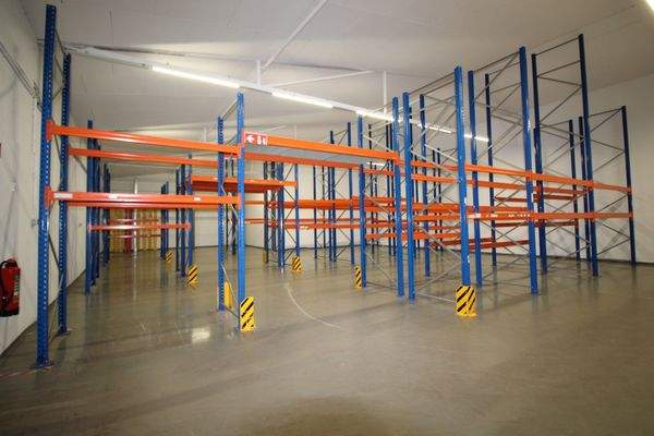 Trockenlagerhalle mit Regalen