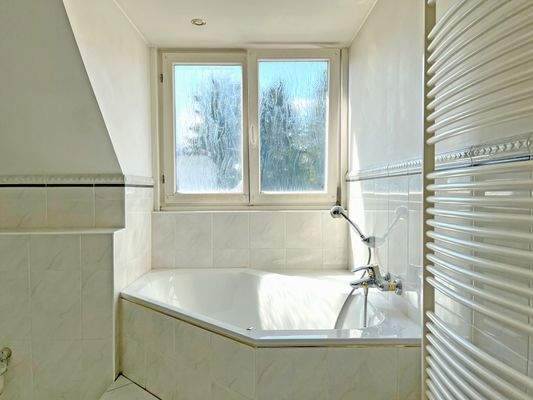 Tageslichtbad mit Eckbadewanne