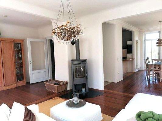 offenesWohnzimmer mit Holzofen