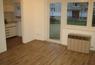 Wohnzimmer mit Süd-Balkon u. Zugang zur Küche