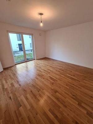 Leerer Raum mit Parkettboden