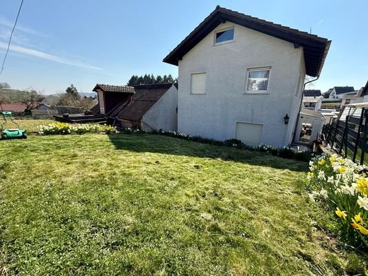 Gartenbereich mit Hausansicht