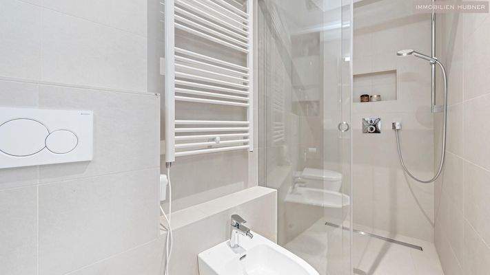 Bad mit WC, Bidet und Dusche