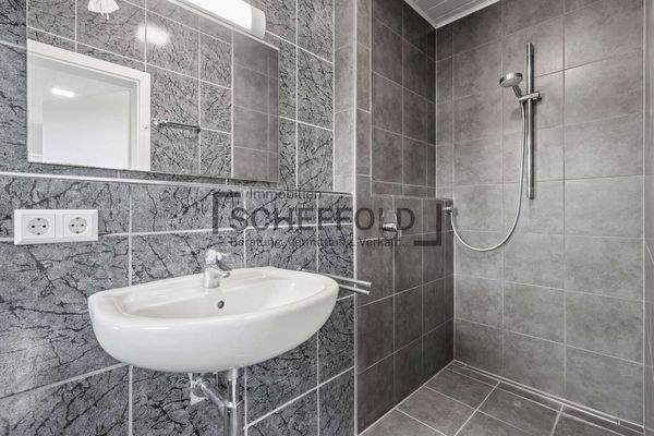 Bad separate Wohneinheit für Pflegepersonal  DG