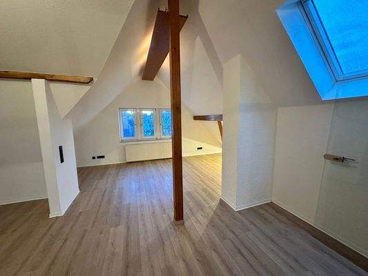 Offener Wohnbereich mit Balken