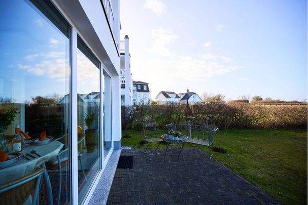 Seitlicher Blick auf die Terrasse mit maritimem Flair