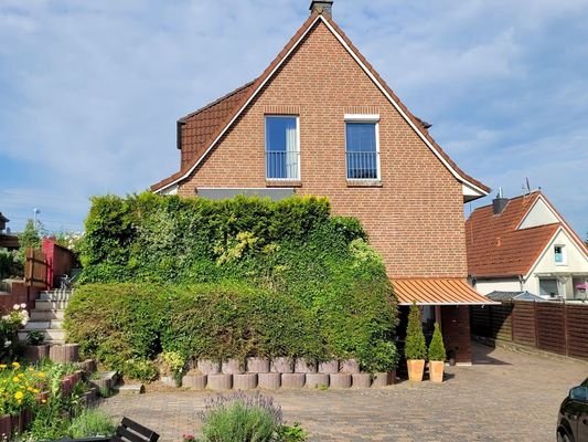 Giebelseite hinteres Haus mit Seiteneingang, kleiner Terrasse und Treppenaufgang zur charmanten Terrasse im OG