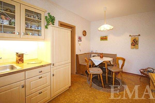 Blick von der Küche zum Essbereich