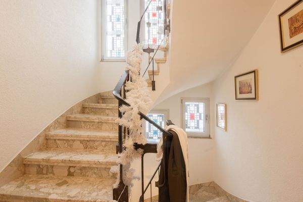 Helles Treppenhaus mit Marmortreppe