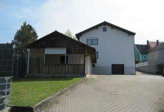 Haus mit Garagen und Freisitz.JPG