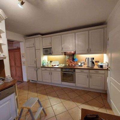 Küche mit Einbauküche