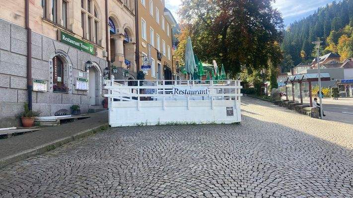 Außenbereich Bistro Sommer.JPEG