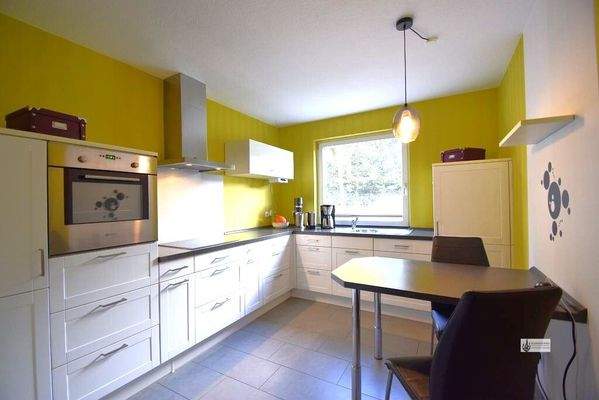 Einbauküche mit Esstisch