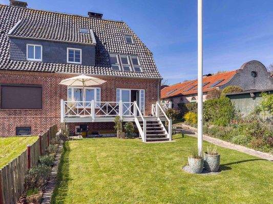 Meerseitige Ansicht mit Garten