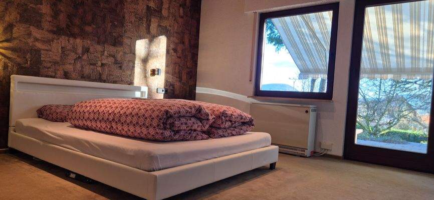 Schlafzimmer mit Zugang zur Terrasse / Garten