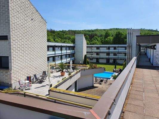 Terrasse mit Blick in den Garten