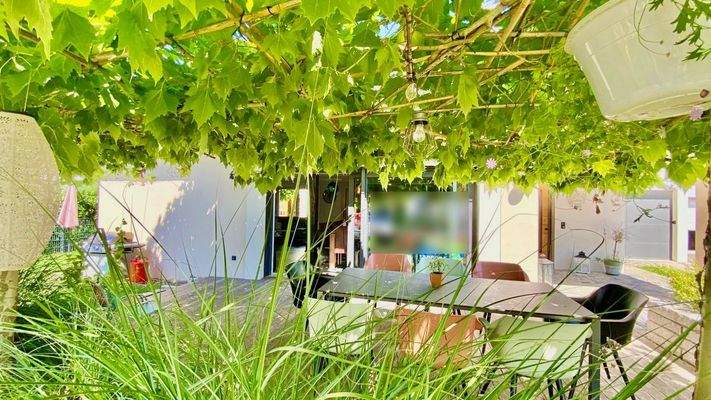 romantisch eingewachsener Garten